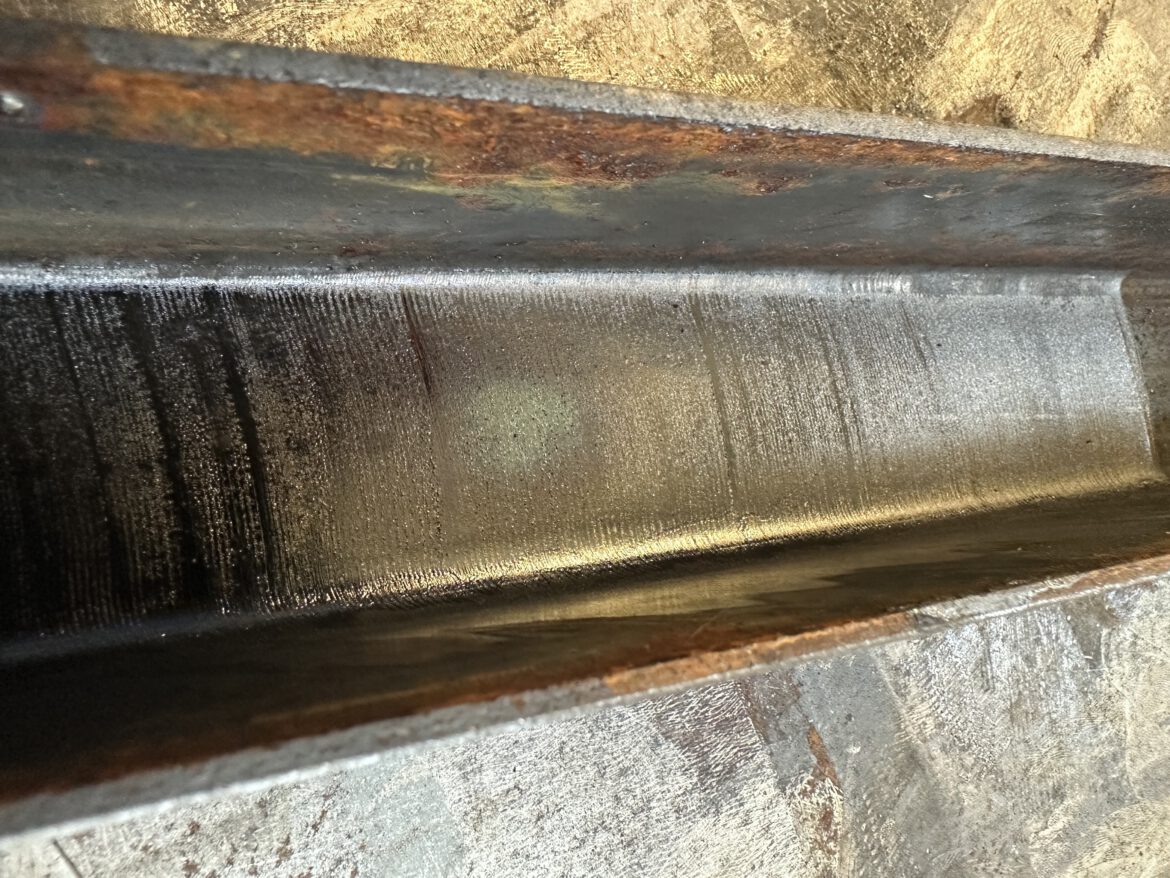 Ceownik wyczyszczony laserem powierzchnia po czyszczeniu laserem 2500 W